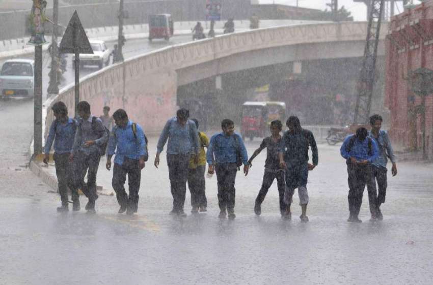 ملتان: شہر میں ہونیوالی موسلا دھار بارش کا منظر۔