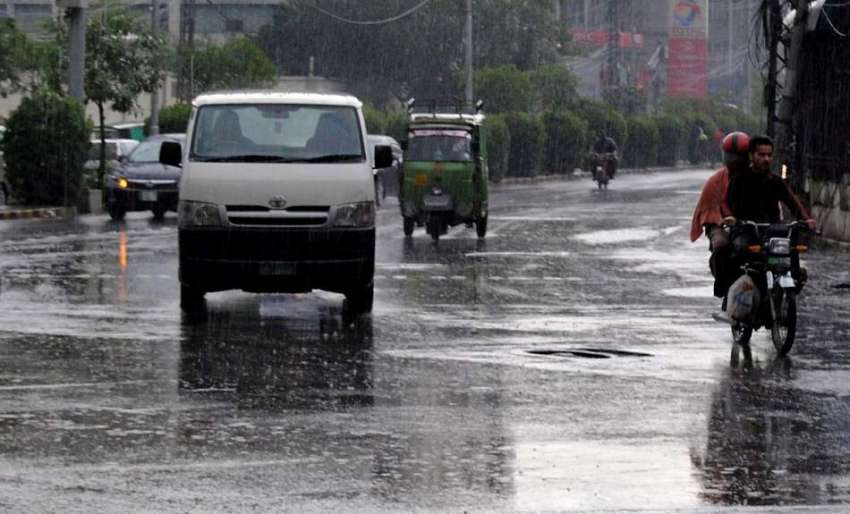 لاہور: شہر میں ہونیوالی بارش کا منظر۔