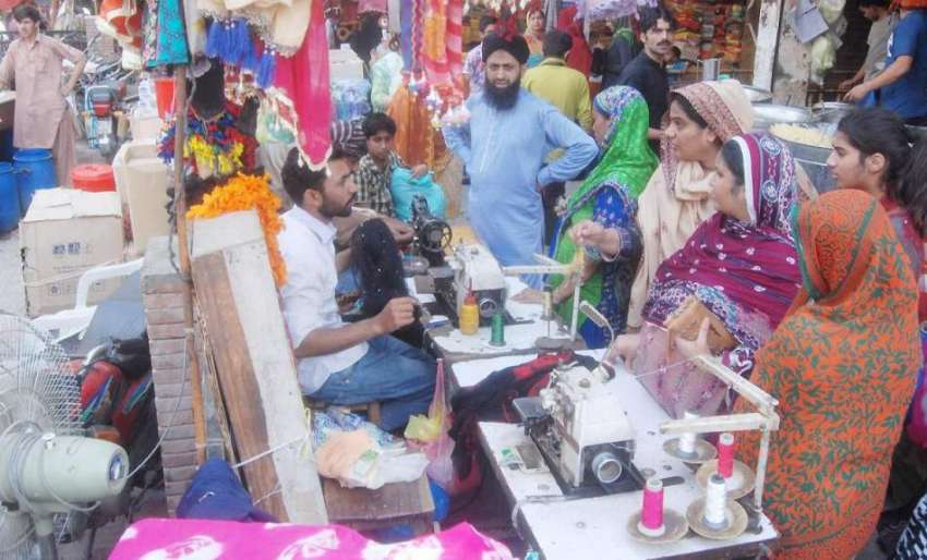 لاہور: اندرون شہر میں خواتین عید الفطر کی مناسبت سے خریداری ..