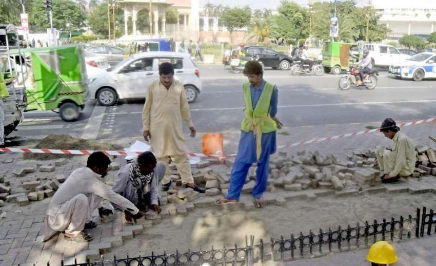 لاہور: سیف سٹیز پراجیکٹ کے تحت کیبل بچھانے کے بعد مال روڈ ..