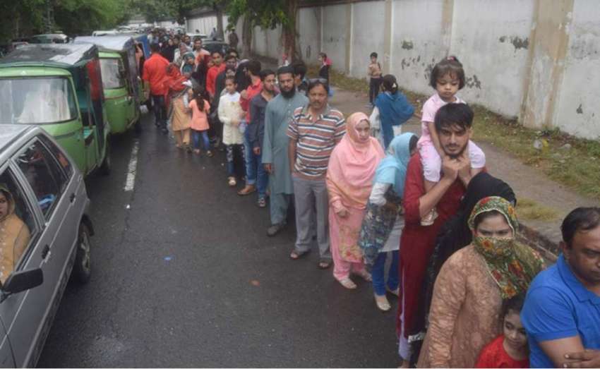 لاہور: گورنر ہاؤس میں داخلے کے لیے شہری قطار بنائے کھڑے ہیں۔