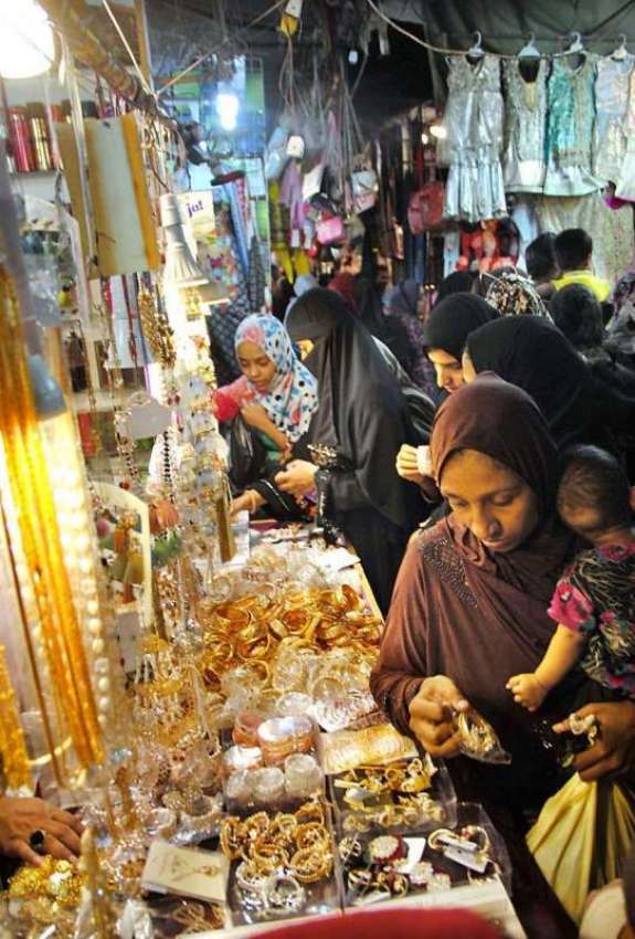 حیدر آباد: عید کی رتیایوں میں مصروف خواتین جیولری خرید رہی ..