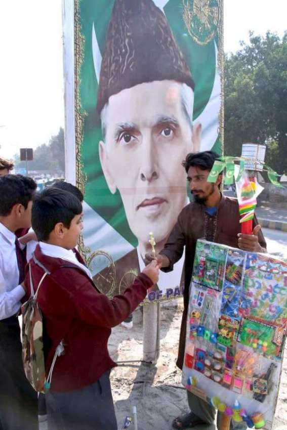 حیدر آباد: سکول سے چھٹی کے بعد بچے کھانے پینے کی اشیاء خرید ..