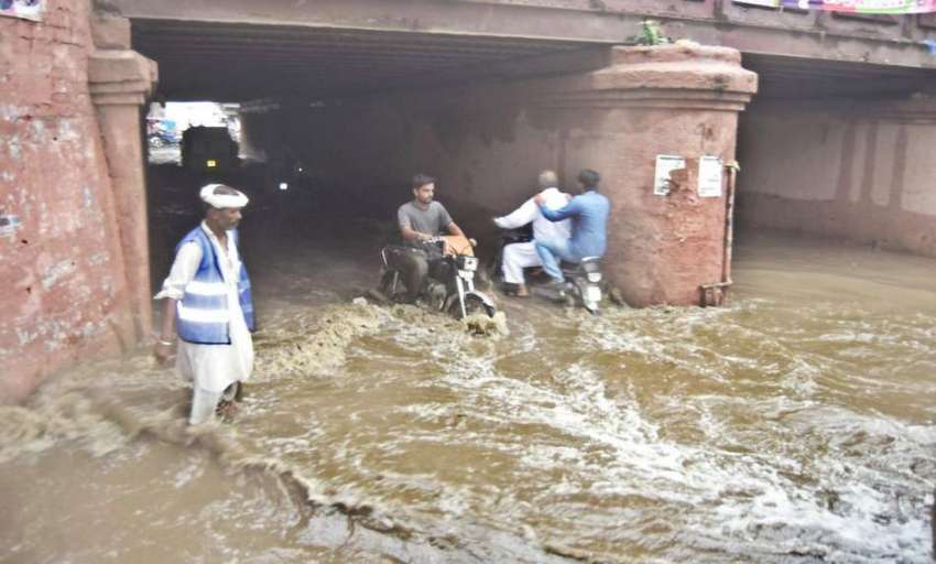 لاہور: شہر میں موسلا دھار بارش کے بعد دو موریہ پل کے نیچے ..