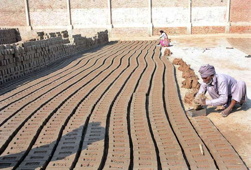 فیصل آباد:معمر مزدو بھٹہ اینٹیں بنانے میں مصروف ہے۔