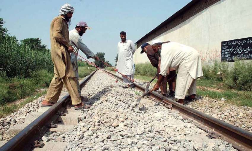 پشاور: ریلوے اہلکار ٹریک کی مرمت کے کام میں مصروف ہیں۔