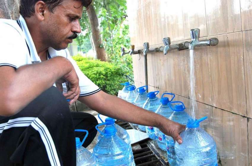 اسلام آباد: صاف پانی کی قلت کے باعث شہری واٹر فلٹریشن پلانٹ ..