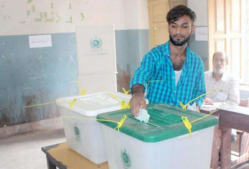 کراچی: عام انتخابات 2018  کے موقع پر ایک شہری اپنا ووٹ کاسٹ ..