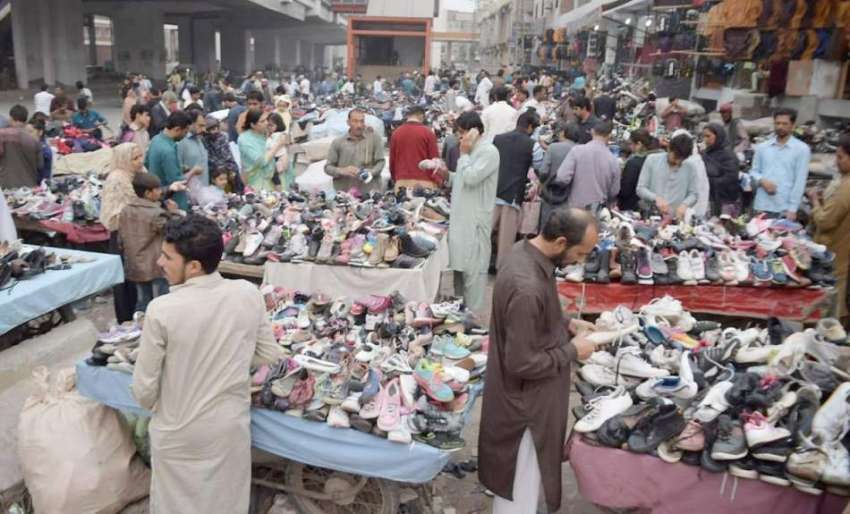 لاہور: شہری لنڈا بازار سے پرانے جوتے خرید رہے ہیں۔