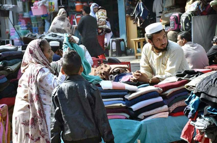 پشاور: خواتین گرم کپڑوں کی خریداری میں مصروف ہیں۔