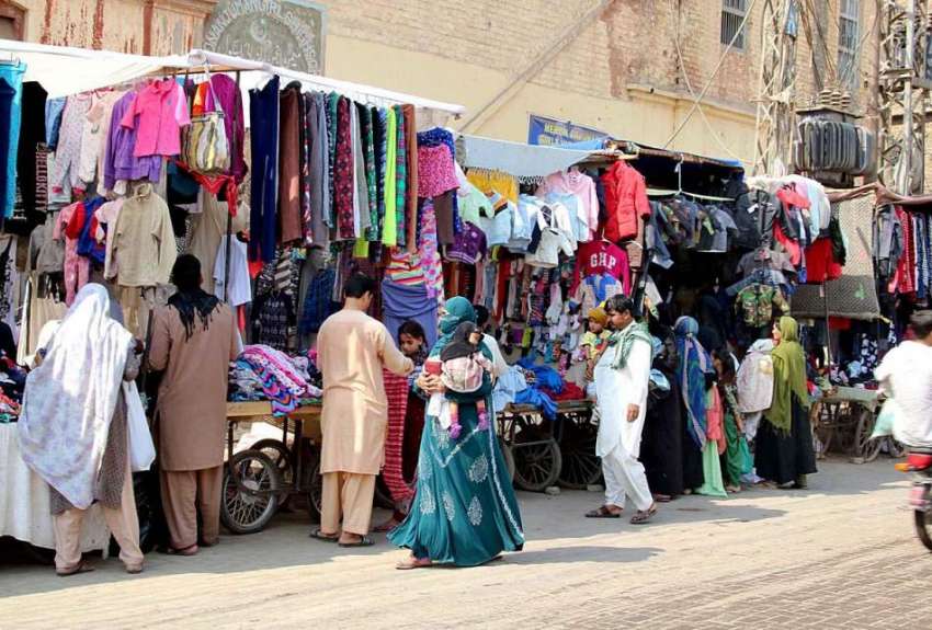 حیدر آباد: خواتین گرم کپڑے خریدنے میں مصروف ہیں۔