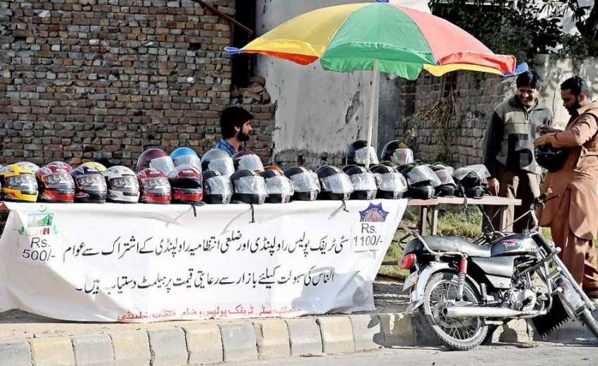 راولپنڈی: ہیلمٹ پہننے کی پابندی کے باعث شہری روڈ کنارے ایک ..