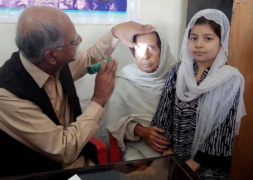 راولپنڈی: ڈھوک انور میں واقع میڈیکل ڈسپنسری میں آنکھوں کا ..