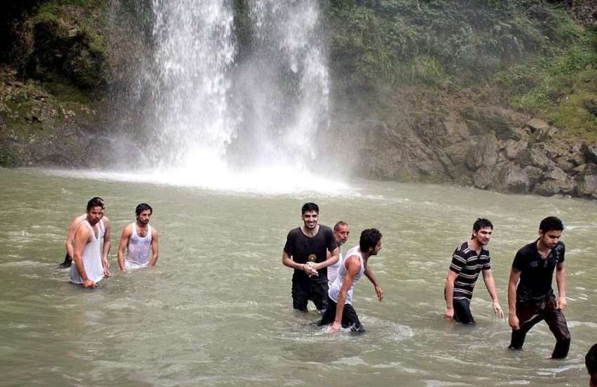 ایبٹ آباد: نوجوان گرمی کی شدت کم کرنے کے لیے آبشار کے پانی ..