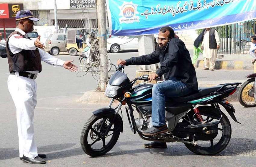 کراچی: موٹر سائیکل سوار قانون کی خلاف ورزی کرتے ہوئے موبائل ..