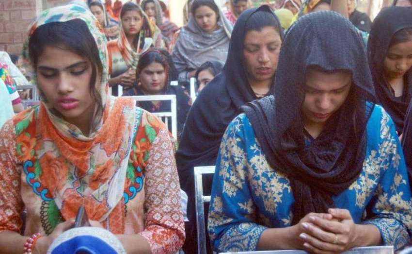 لاہور: گڈ فرائیڈے کے موقع پر مسیحی خواتین سینٹ آسولڈز چرچ ..
