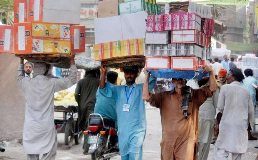 لاہور: محنت کش شوز کی تھوک مارکیٹ سے دکانوں کے لیے خریدا ..