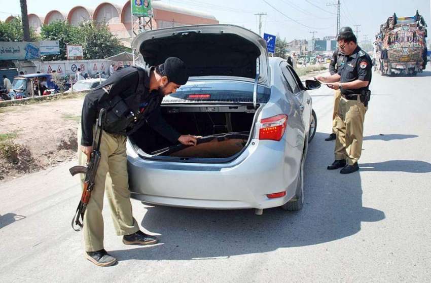 پشاور: پولیس اہلکار محرم الحرام کے موقع پر سیکیورٹی کے پیش ..