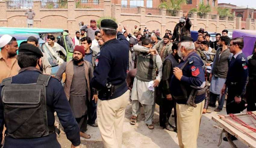 پشاور: گنڈا مار پریس کلب کے سامنے روڈ بلاک کرکے مظاہرے کے ..