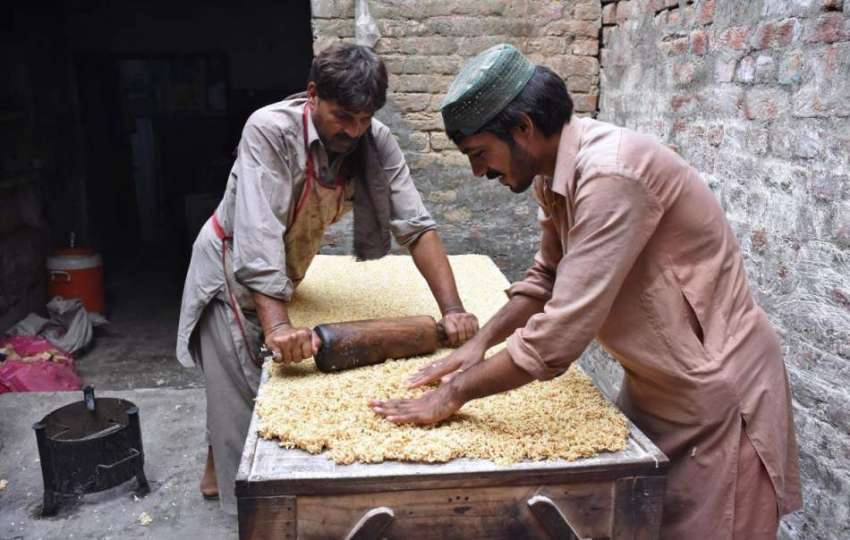لاہور: محنت کش چاول اور گڑ کی مدد سے کھانے پینے کی اشیاء بنا ..