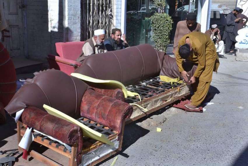 کوئٹہ: کار پینٹر اپنی ورکشاپ میں صوفہ مرمت کررہے ہیں۔