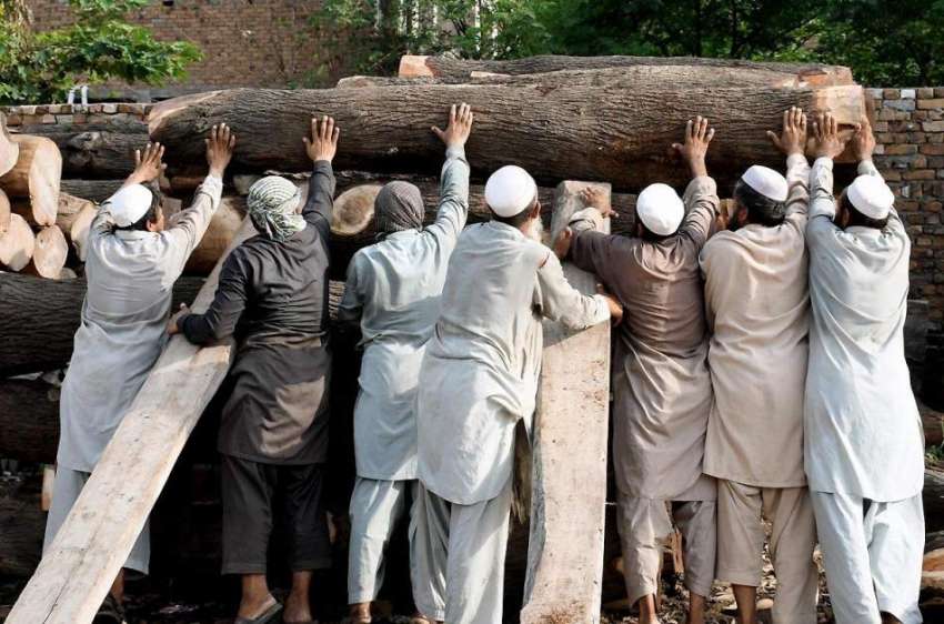 راولپنڈی: مری روڈ پر واقع ایک لکڑی کے گودام میں مزدور بھاری ..