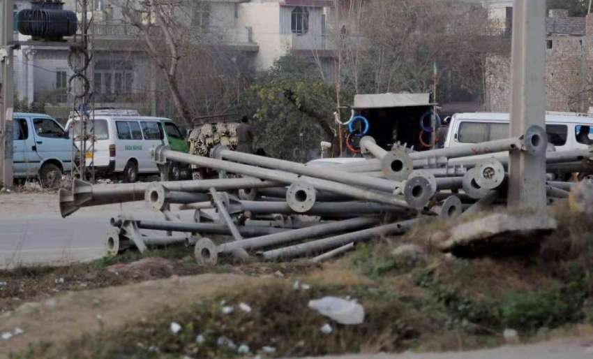 اسلام آباد: آئی جی پی روڈ سٹریٹ لائٹس کے کھمبے زمین پر پڑے ..