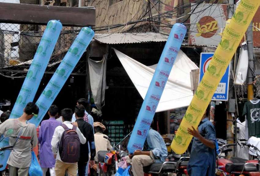 راولپنڈی:14اگست کے سلسلے میں لوگ جشن آز ادی والے غبارے خرید ..