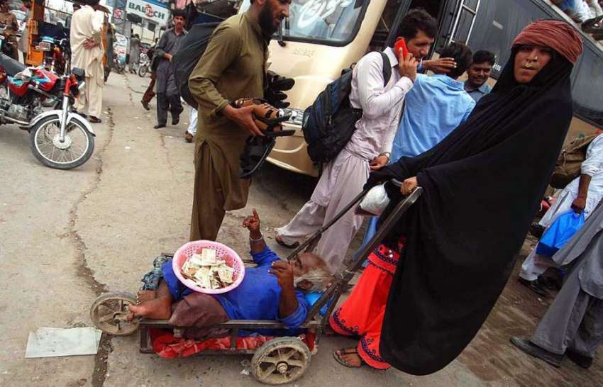 راولپنڈی: معذور شخص بھیک مانگ رہا ہے۔