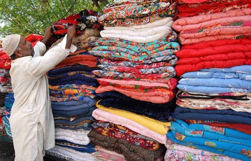اسلام آباد: دکاندار گاہکوں کو متوجہ کرنے کے لیے رضائیاں ..