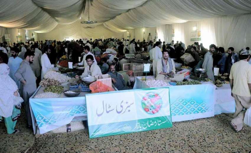 راولپنڈی: سستا بازار کمیٹی چوک سے شہری خریداری کرر ہے ہیں۔