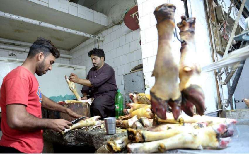 راولپنڈی: کسائی فروخت کے لیے پایوں کی صفائی کر رہے ہیں۔
