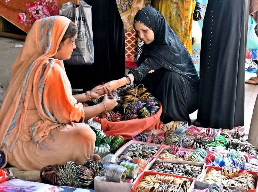 راولپنڈی: عیدالاضحی کی آمد کے موقع پر خواتین خریداری میں ..