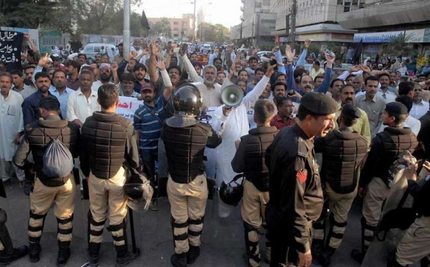 کراچی: کراچی پریس کلب کے سامنے سندھ پیرامیڈیکل اسٹاف ویلفیئر ..