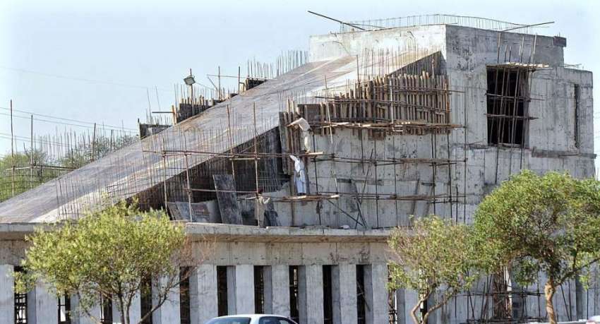 اسلام آباد: مزدور کشمیر ہائی وے پر میٹروا سٹیشن کے تعمیراتی ..