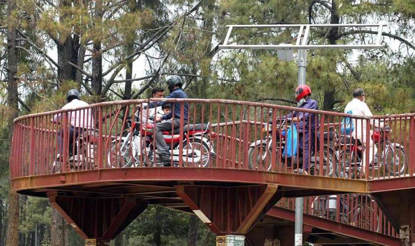 اسلام آباد: موٹر سائیکل سوار اوور ہیڈ بریج سے روڈ کراس کر ..