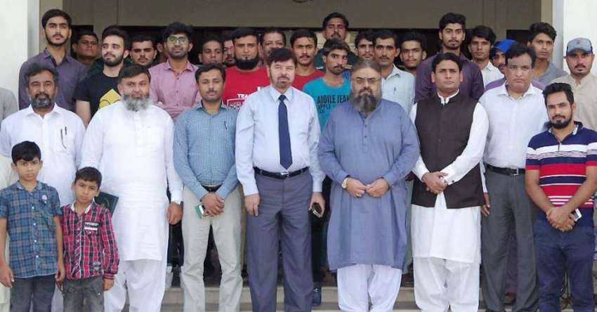 ڈیرہ غازی خان: ڈپٹی کمشنر علی اکبر بھٹی کے ساتھ افسران اور ..