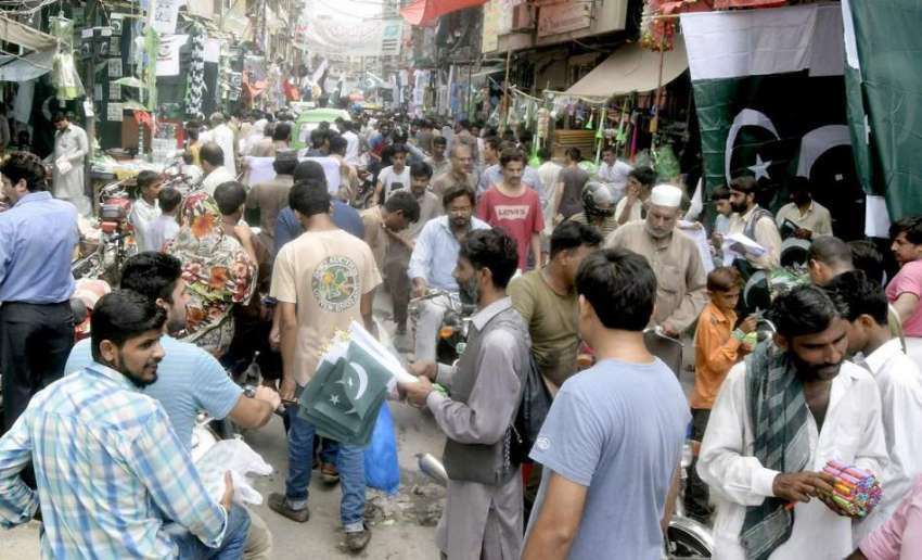 لاہور: اردو بازار میں یوم آزادی کی مناسبت سے خریداری کے لیے ..