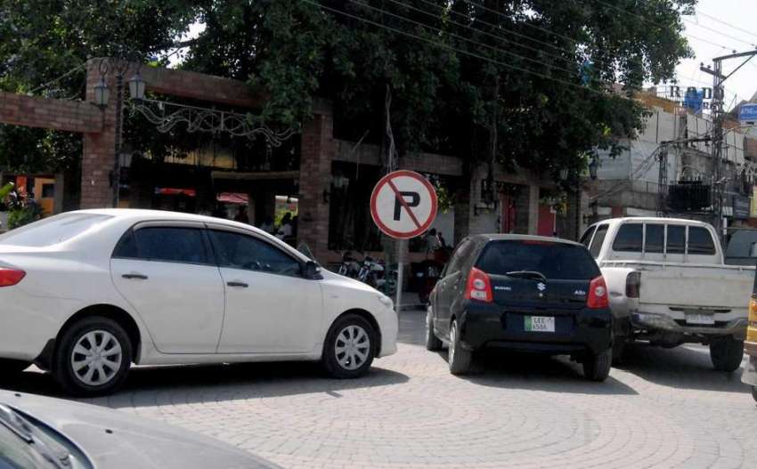 راولپنڈی: صدر بنک روڈ نو پارکنگ بورڈ کے آگے کھڑی گاڑیوں کے ..