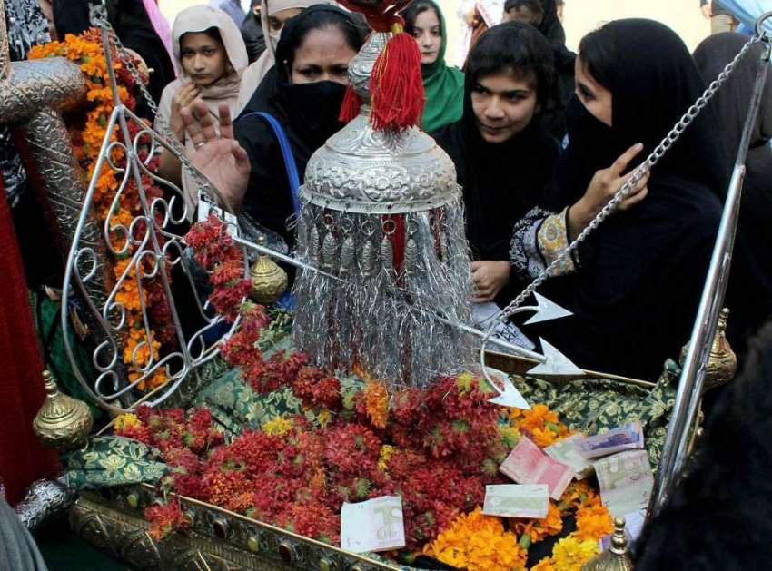 پشاور: نویں محرم الحرام کے مرکزی جلوس میں خواتین جھولے کے ..