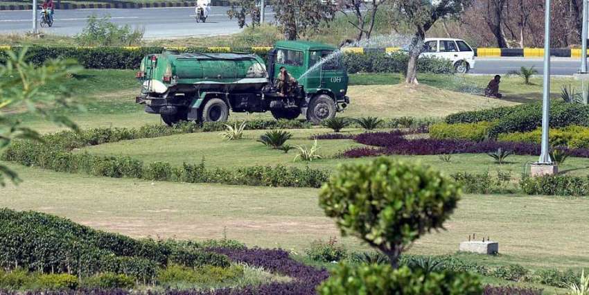 راولپنڈی: پی ایچ اے اہلکار گرین بیلٹ پر لگے پودوں اور گھاس ..