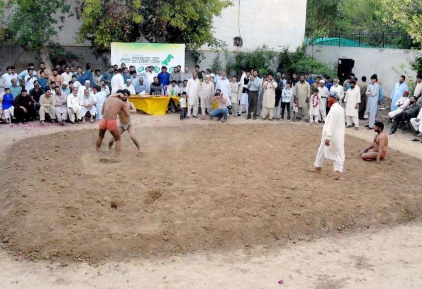 راولپنڈی: لیاقت باغ اکھاڑے میں ہونے والے مقابلوں میں پہلوان ..