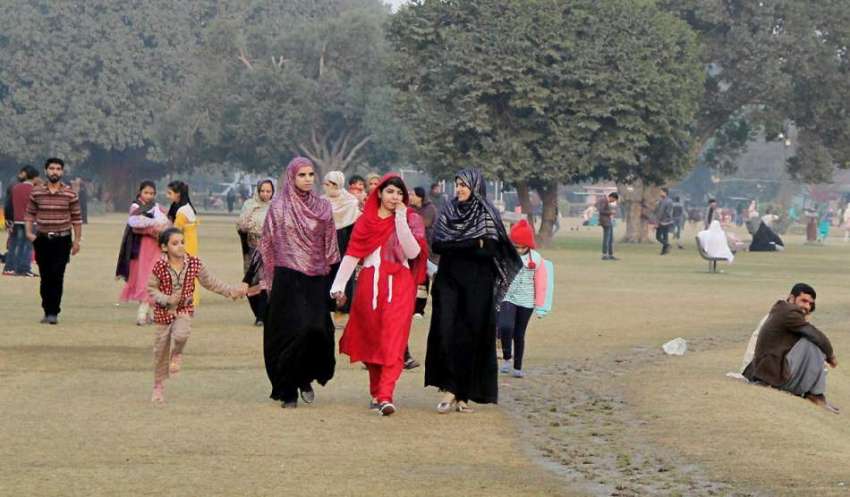 لاہور: شہری جیلانی پارک میں سیرو تفریح کر رہے ہیں۔