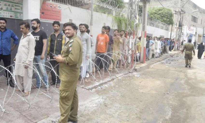 لاہور: عام انتخابات 2018  حلقہ این اے124میں ووٹرز پولنگ اسٹیشن ..
