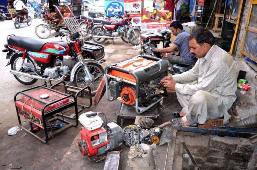 لاہور: مکینک اپنے ورکشاپ میں جنریٹر مرمت کرنے میں مصروف ..