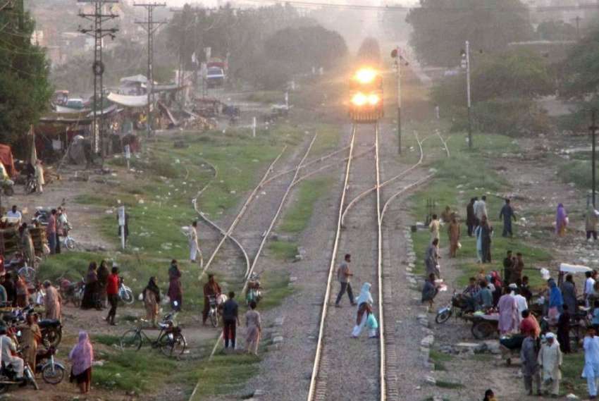 فیصل آباد: شہری کسی خطرے کی پرواہ کیے بغیر ریلوے ٹریک کراس ..
