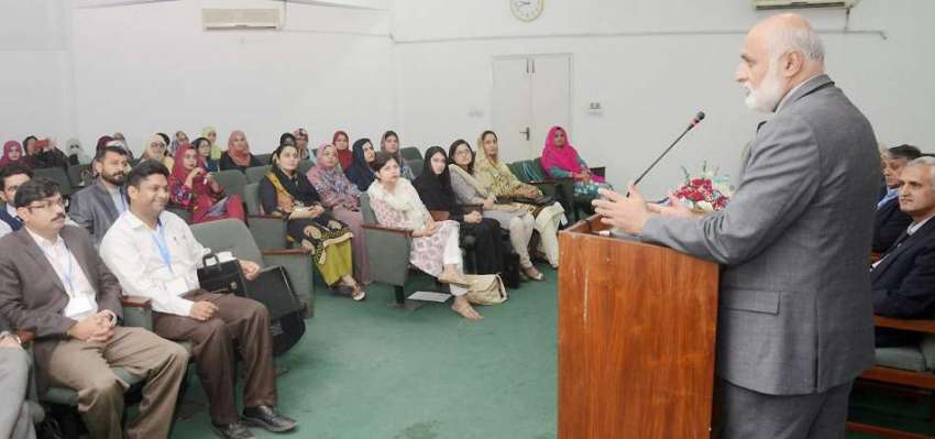 لاہور: وائس چانسلر پروفیسر نیاز احمد پنجاب یونیورسٹی سکول ..