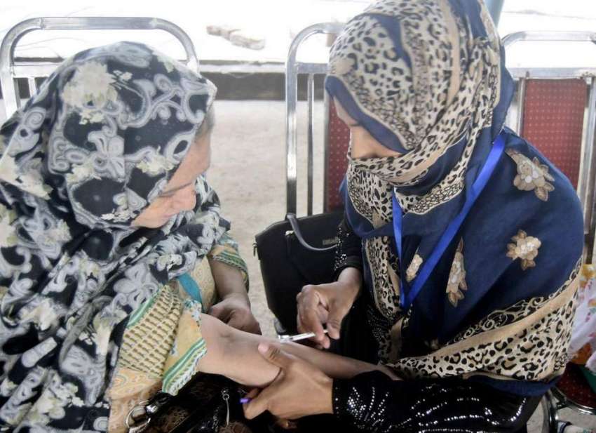 لاہور: حاجی کیمپ میں عازمین حج کو ٹیکے لگائے جا رہے ہیں۔
