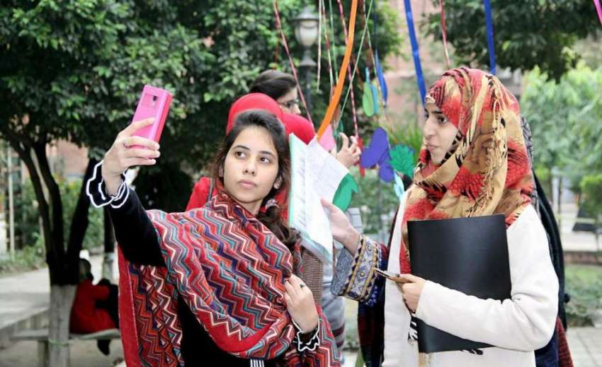 لاہور: لاہور کالج فار ویمن میں لڑکیاں سیلفی لے رہی ہیں۔