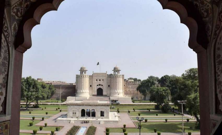 لاہور: حضوری باغ اور شاہی قلعے کا خوبصورت منظر۔